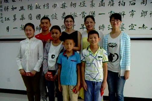 資助學(xué)子與公司老總合影留念